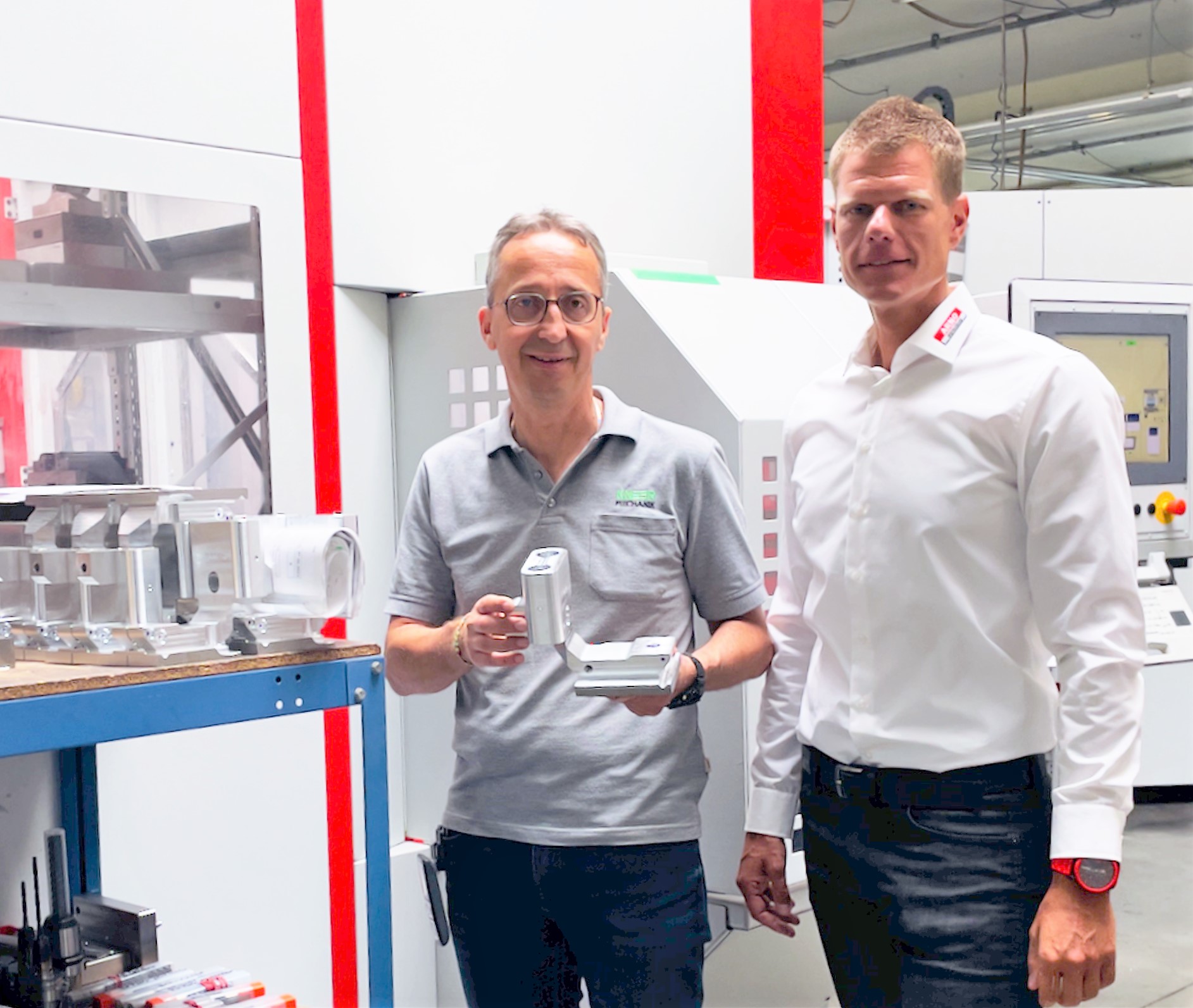 Marco Kneer (l.): "Wenn wir auf einer Maschine mehrmals täglich die Werkstücke wechseln und bis zu sechs verschiedene Materialien bearbeiten, wollen wir nicht jedes Mal auch ein neues Werkzeug einwechseln." Tobias Breitling von Arno Werkzeuge ergänzt: "Das ist genau die Stärke des Duomill. Wer sich nicht zwischen 'schnell' oder 'fein' entscheiden will, greift am besten zu unserem FD-Frässystem."