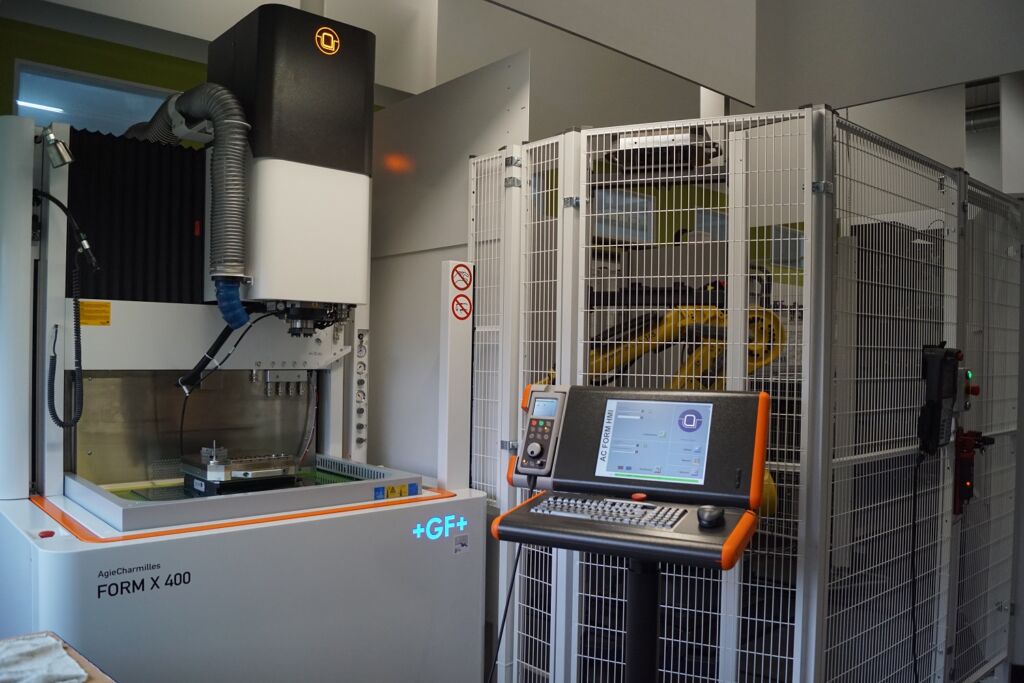 Eine der beiden Form X 400 mit Automation im Maschinenpark von WTN.