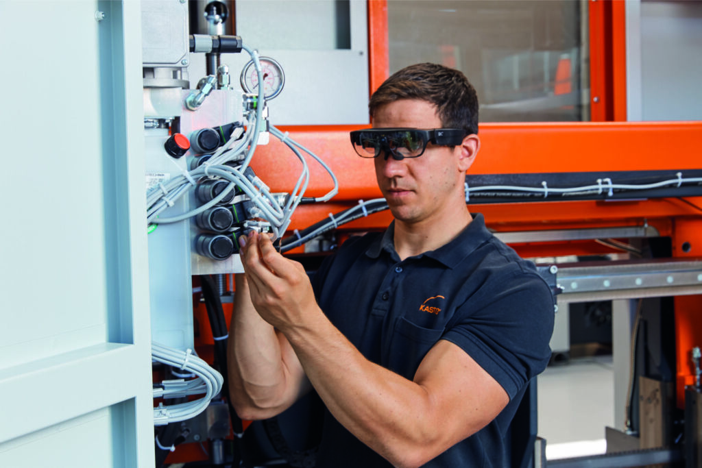 Das System VisualAssistance vereinfacht die Fernwartung von Maschinen und Anlagen. Der Anwender kann per Tablet, Smartphone oder Smart Glasses Live-Videos an die Service-Experten von Kasto senden und Hilfe erhalten. 