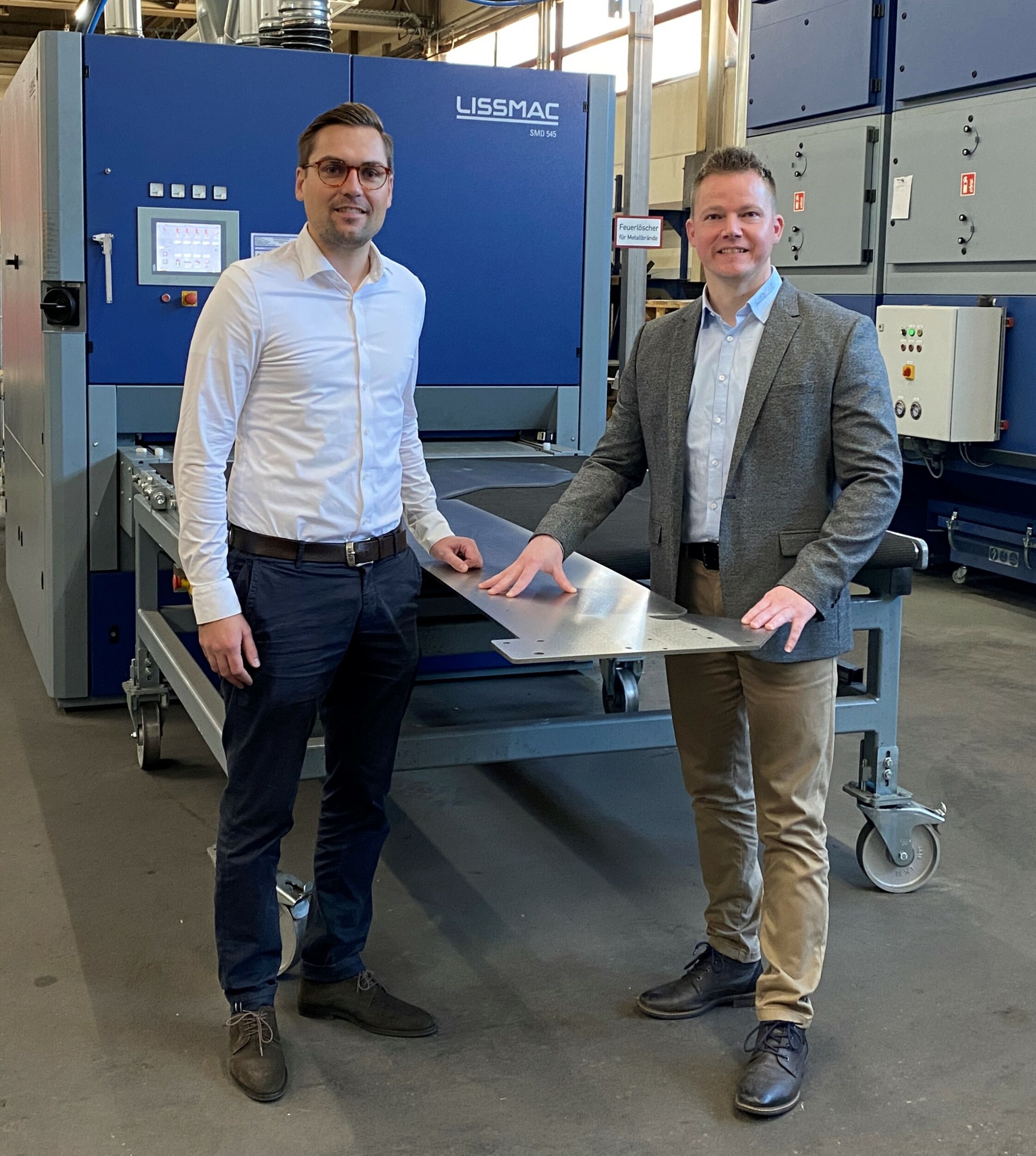 Georg Plersch, Gesch&auml;ftsf&uuml;hrer Robert Plersch Edelstahltechnik (llinks) und Alexander Bochtler, Gebietsverkaufsleiter Metal Processing (Lissmac Maschinenbau, rechts), sind zufrieden: Die neue Lissmac-Technik - ein Paket aus drei individuell ausgelegten Anlagen - gew&auml;hrleistet eine hohe Bearbeitungsqualit&auml;t und stellt effiziente Prozessabl&auml;ufe sicher.
