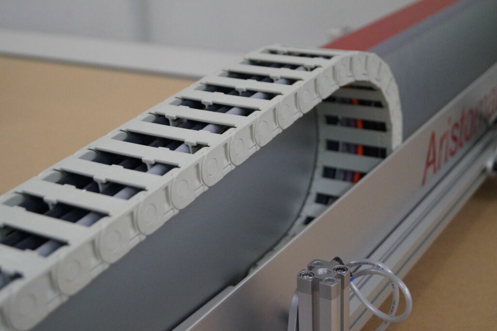 Energieketten von Igus sitzen auf der x- und y-Achse der Aristo Schneidemaschinen: Die hochwertigen Komponenten sind enorm belastbar, abriebarm und auch f&uuml;r kleine Biegeradien geeignet.