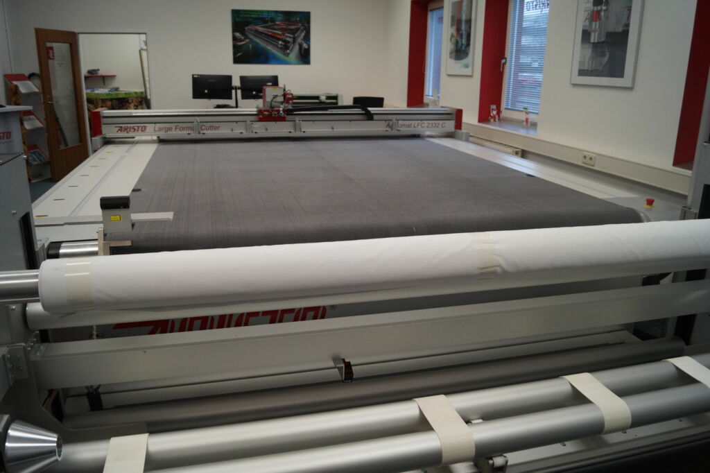 Die gro&szlig;formatigen computergesteuerten Flachbettmaschinen von Aristo Cutting Solutions erledigen mit Arbeitsbereichen von 1 bis 5m Breite vielf&auml;ltige Schneideaufgaben.
