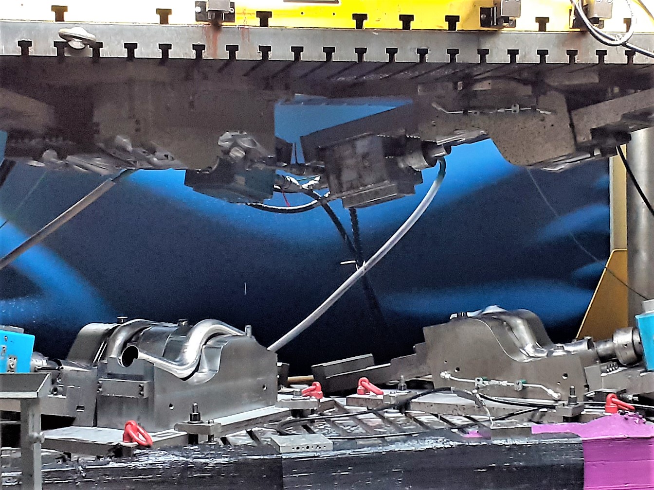 Auf zehn IHU-Pressen mit einer Zuhaltekraft von 1.000 bis 12.000 Tonnen fertigt Fischer Hydroforming vor allem Komponenten für den Automotivebereich.