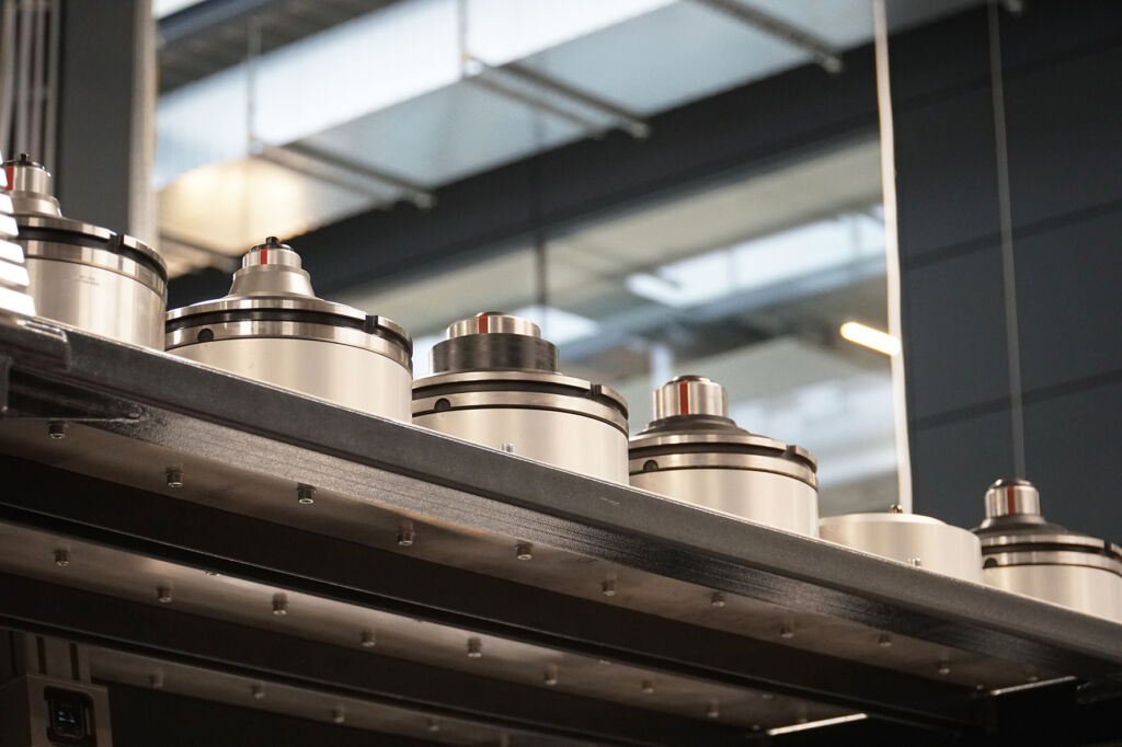 Die vorger&uuml;steten Spanndorne liegen f&uuml;r den automatisierten Spannmittelwechsel bereit.