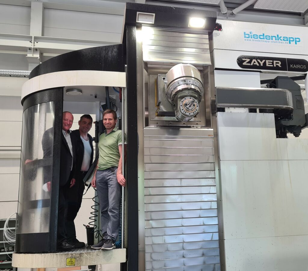 Die Iberimex-Zayer Kairos bei Biedenkapp in der Halle (von links): Verk&auml;ufer Dirk Herrlinger, Stefan M&ouml;sle, stellvertretender Fertigungsleiter, und der Leiter des Fertigungsservice bei Biedenkapp Gerhard Loritz freuen sich gemeinsam &uuml;ber das gelungene Projekt.