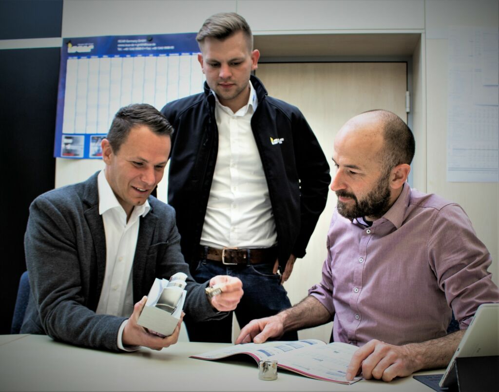 Stehen in engem Austausch (von links): Florian Sch&ouml;ffler, Beratung und Verkauf, sowie Steffen Grau, technische Beratung und Vertrieb (beide Iscar), mit Dr. Jens Buchert, Gesch&auml;ftsf&uuml;hrer von Karl Walter Formen- und Kokillenbau.