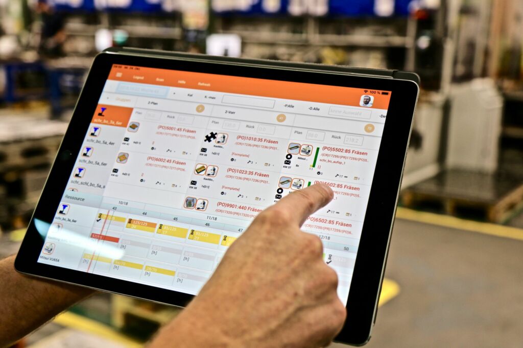 Zentrale Datenverwaltung: Mit einem MES lassen sich alle Prozesse in der Fertigungsumgebung besser planen und steuern.