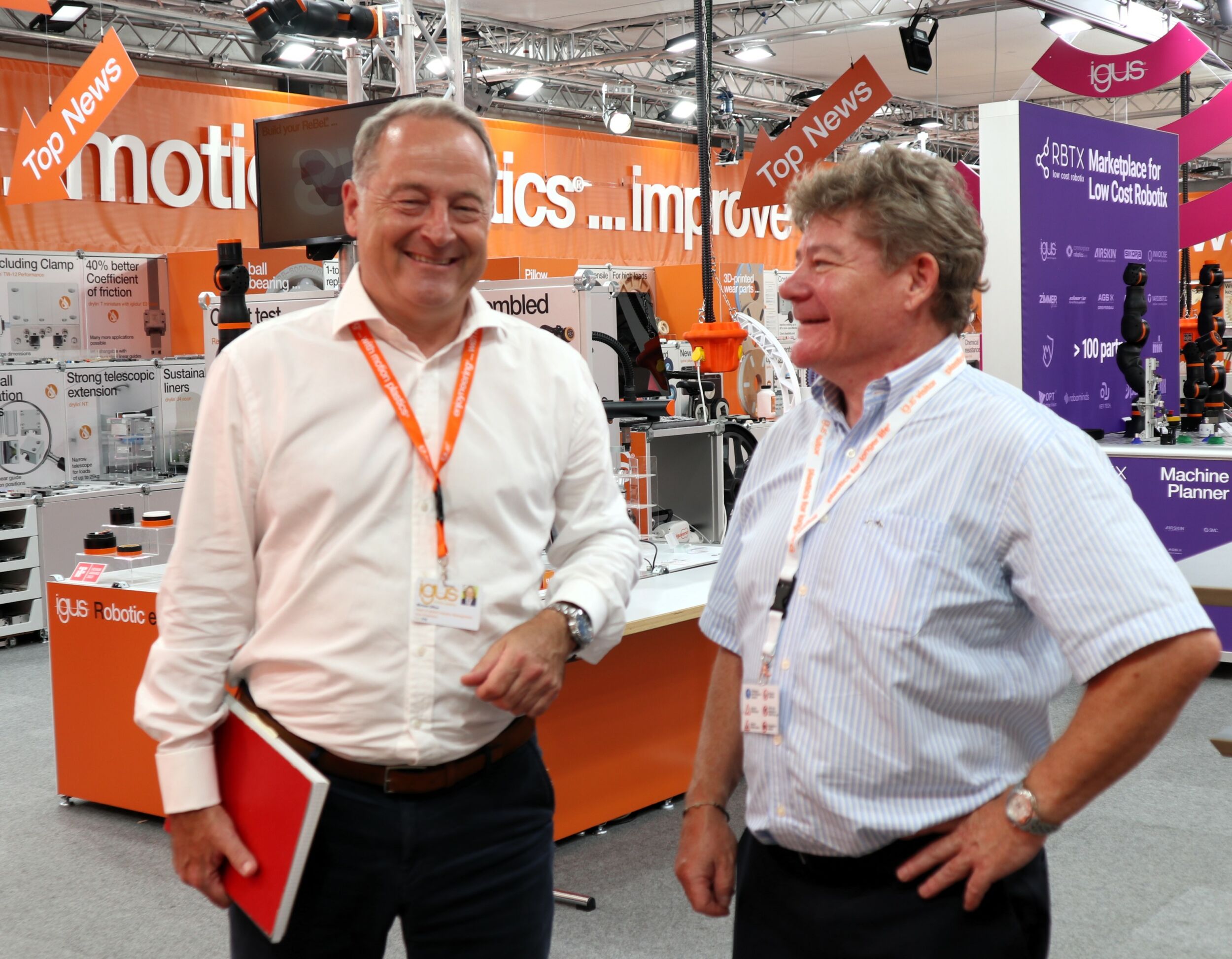 Igus-Prokurist und Leiter globales Branchen-Management Michael Offner (l.) im Austausch mit dima-Chefredakteur Dag Heidecker: "4.600 Mitarbeitende weltweit haben zuletzt einen Umsatz von rund 1,15 Milliarden Euro erzielt. Wir verf&uuml;gen &uuml;ber 243.000 Artikel ab Lager. Unsere rund 188.000 Kunden freuen sich entsprechend &uuml;ber rasche Lieferf&auml;higkeit."