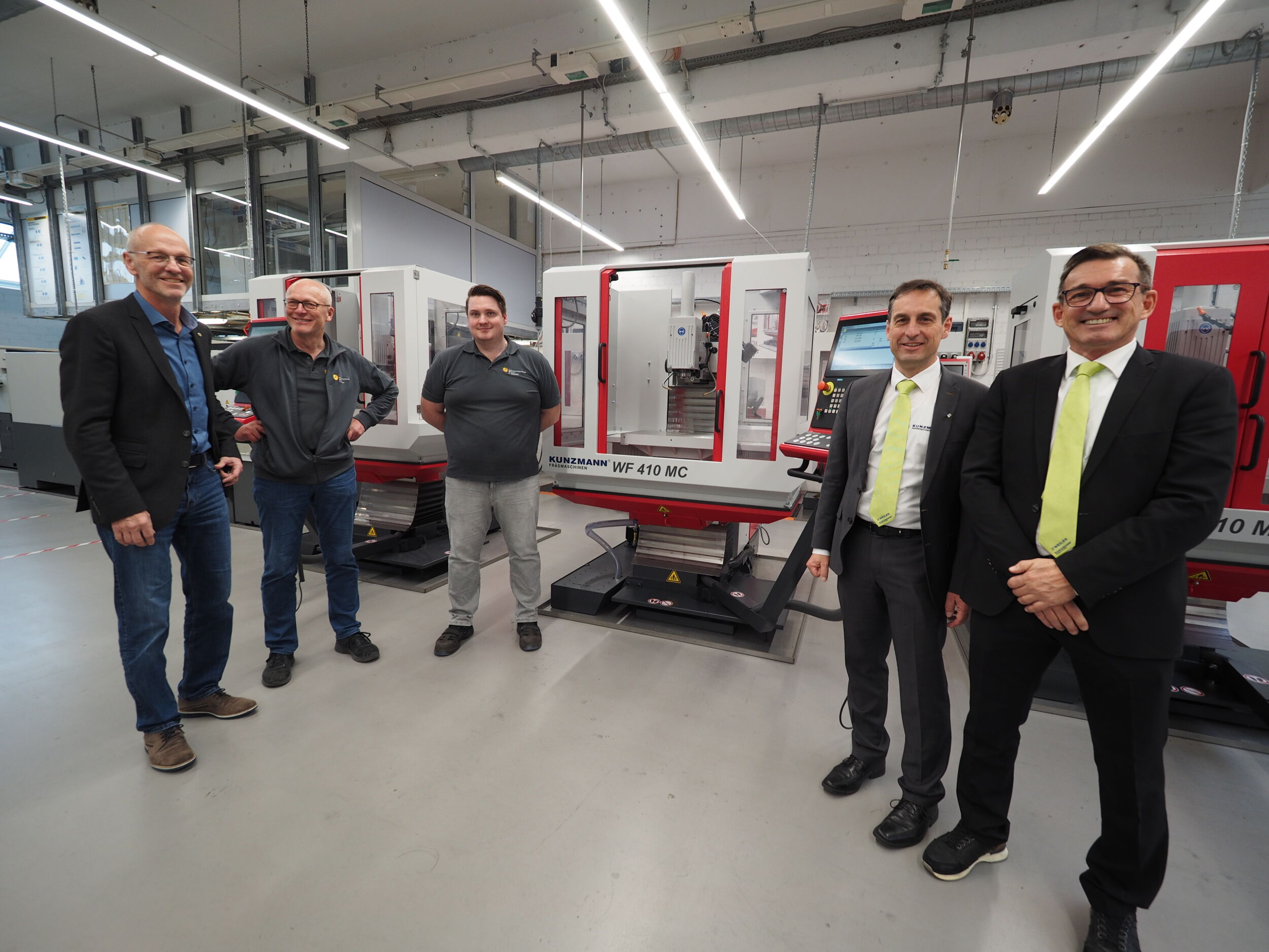 Sie sind sich einig, dass es auf die Qualit&auml;t ankommt (v.l.): Fabian Bacher, Gesch&auml;ftsf&uuml;hrer Kreishandwerkerschaft Biberach, Ausbildungsleiter Metall Eduard Kammerer, Eduard Geberlein (Ausbilder Metall), Martin Vetter, Vertriebsleiter Kunzmann sowie Klaus Weckerle, Weiler-Gebietsverkaufsleiter.
