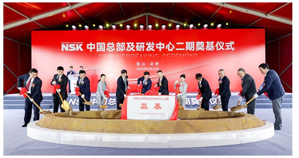 Repr&auml;sentanten der Stadt Kunshan und Mitarbeiter von NSK nahmen an der Grundsteinlegung teil. 