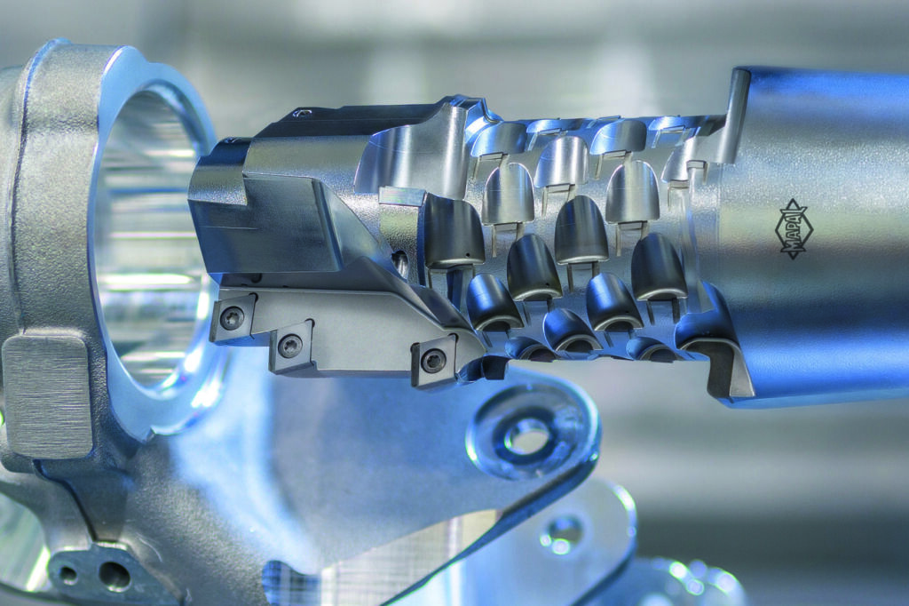 Das Kombinations-Aufbohrwerkzeug mit gel&ouml;teten PKD-Schneiden und ISO-Wendeschneidplatten bietet maximale Stabilit&auml;t und Standzeit in der Vorbearbeitung bei ausgezeichneten Oberfl&auml;chenergebnissen f&uuml;r definierte Oberfl&auml;chen.