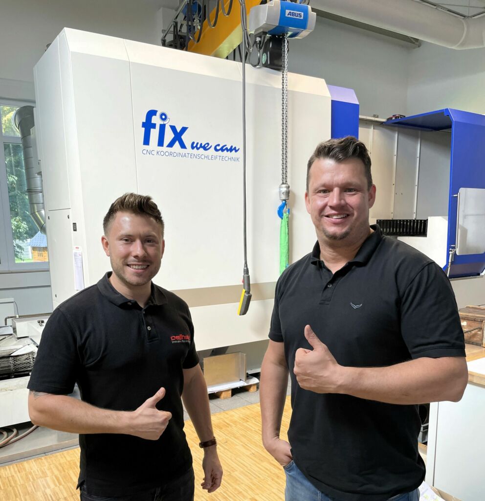 Dominik Fix (Gesch&auml;ftsf&uuml;hrer Fix CNC) sch&auml;tzt die Zusammenarbeit mit den 
K&uuml;hlschmierstoffspezialisten aus Baden-W&uuml;rttemberg und den pers&ouml;nlichen 
Kontakt zum technischen Berater Felix Daniel (l.) von Oelheld.