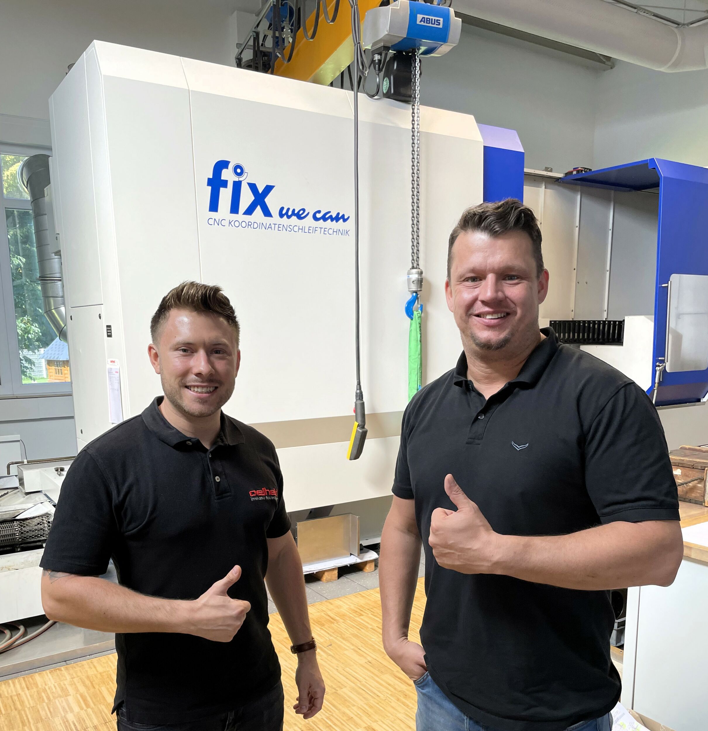 Dominik Fix (Gesch&auml;ftsf&uuml;hrer Fix CNC) sch&auml;tzt die Zusammenarbeit mit den K&uuml;hlschmierstoffspezialisten aus Baden-W&uuml;rttemberg und den pers&ouml;nlichen Kontakt zum technischen Berater Felix Daniel (l.) von Oelheld.