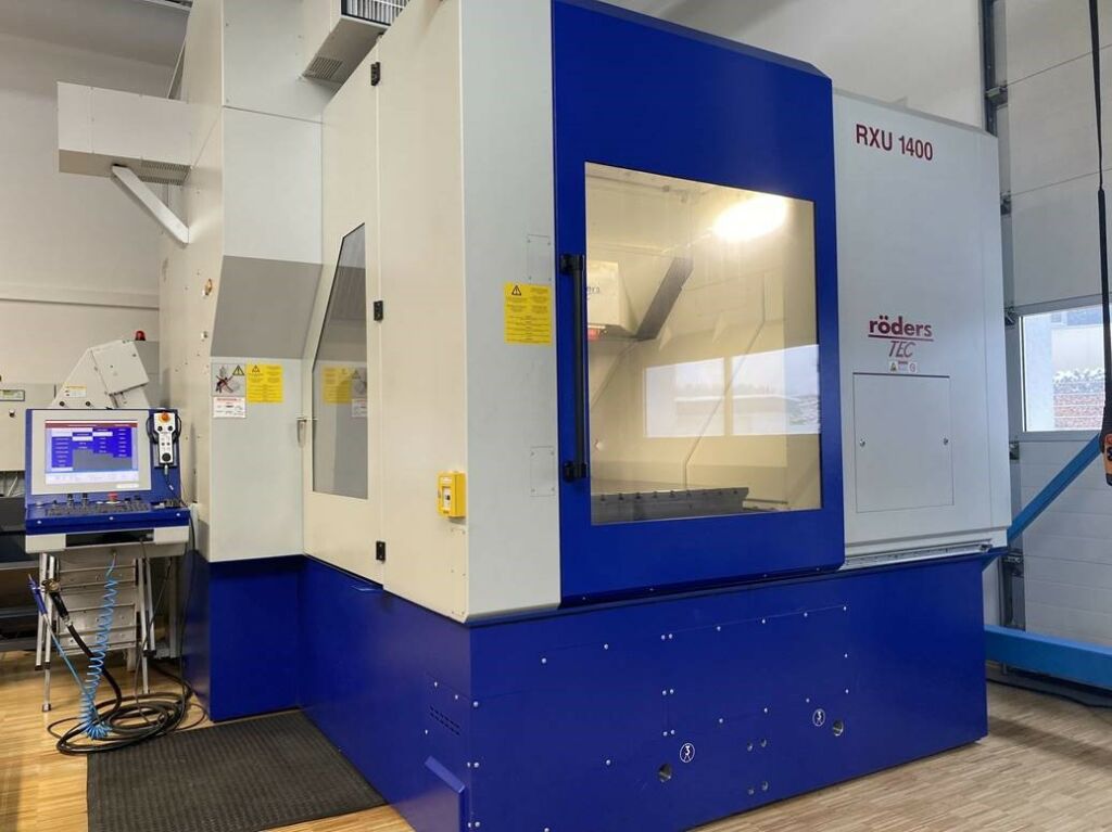 Die RXU 1400 von R&ouml;ders bietet Verfahrwege beim Koordinatenschleifen bis zu 1400 x 1000 x 600mm: Damit kann Fix CNC auch besonders gro&szlig;e Werkst&uuml;cke im Haus bearbeiten.
