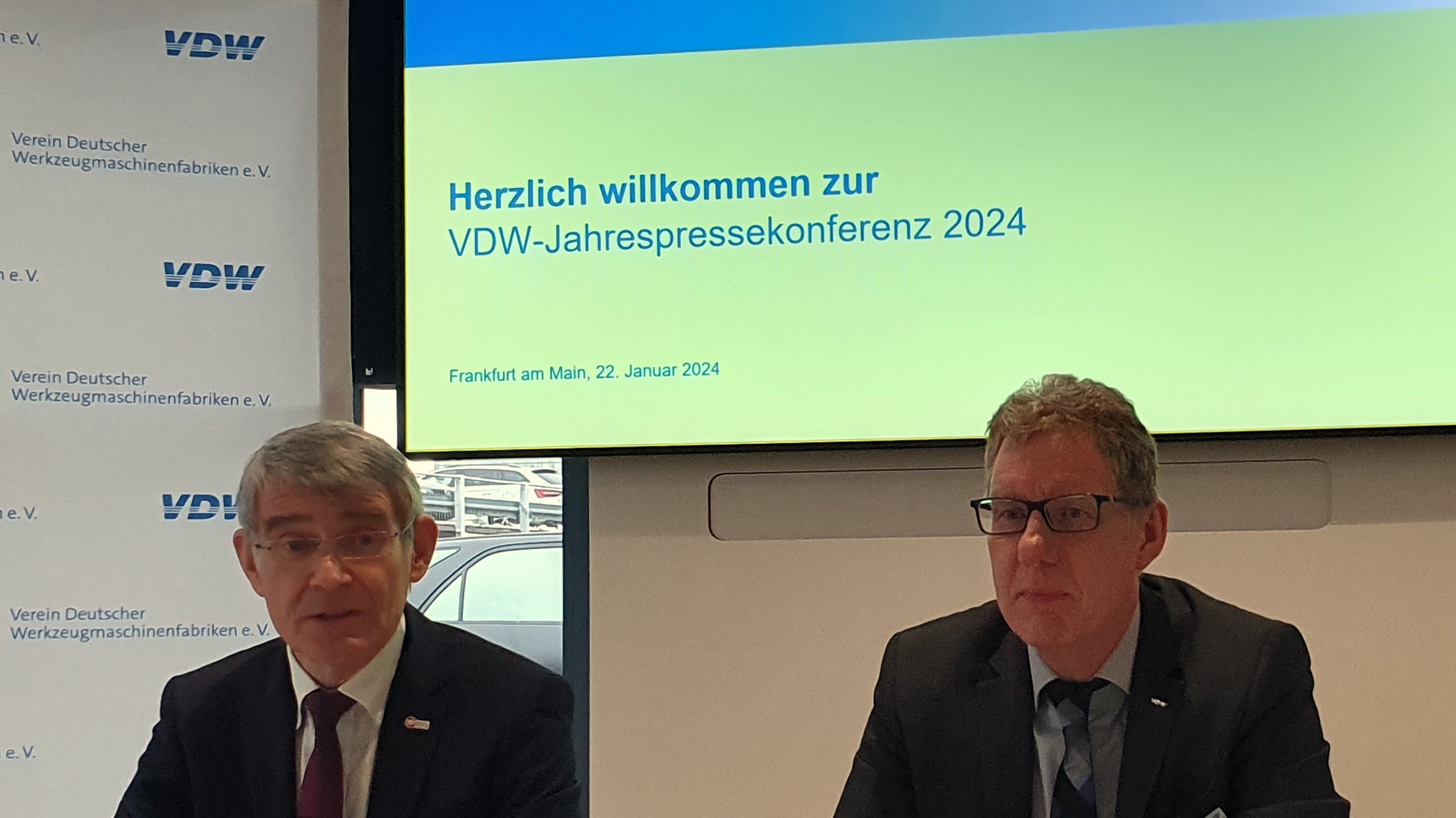 Franz-Xaver Bernhard, Vorsitzender des VDW (Verein Deutscher Werkzeugmaschinenfabriken, links) ist sich mit Dr.-Ing. Markus Heering (Gesch&auml;ftsf&uuml;hrer) einig: "Aufgrund der ged&auml;mpften Aussichten erwarten wir f&uuml;r 2024 einen leichten R&uuml;ckgang der Werkzeugmaschinenproduktion um knapp 3 Prozent auf nominal 14, 8 Milliarden Euro".