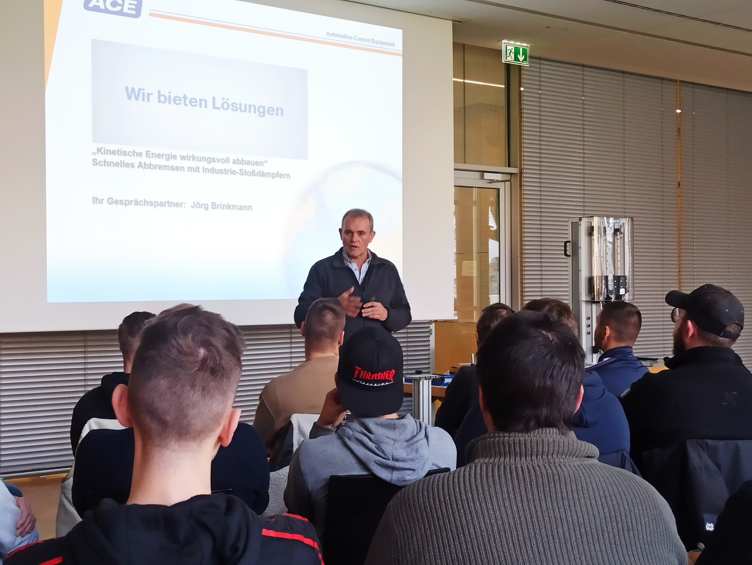 Innentitelstory: Top technischer Außendienst Jörg Brinkmann, Schulungsleiter von ACE, kommt auf Wunsch in Schulen und Universitäten.
