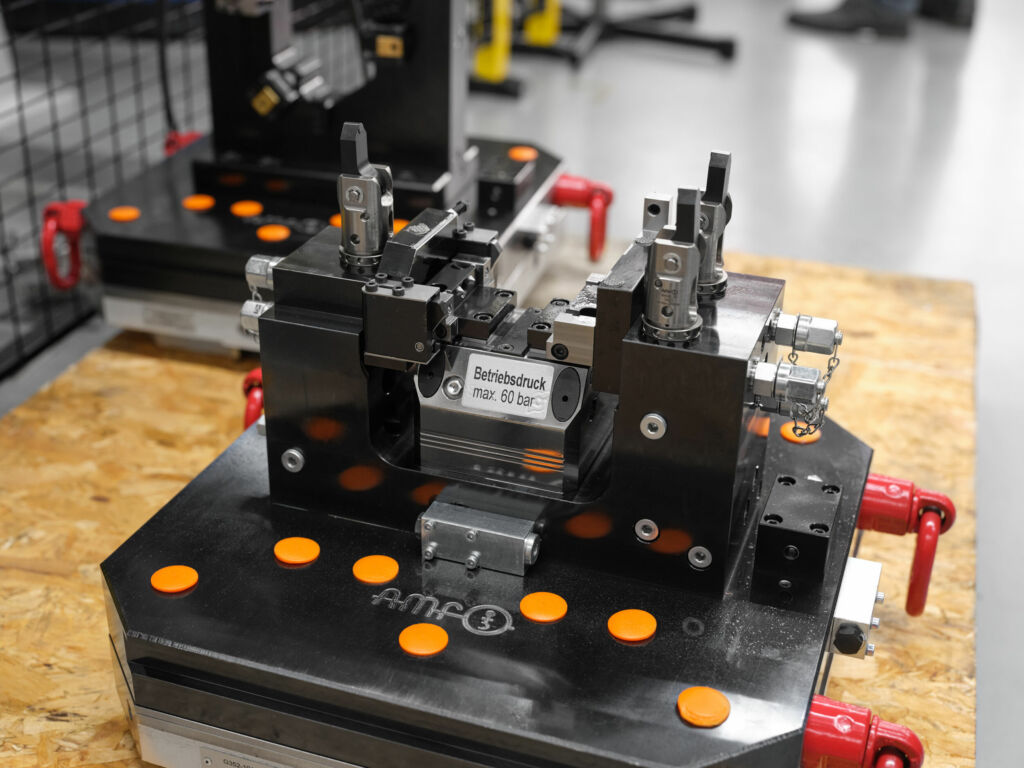Die AMF-Vorrichtung spannt die Rohteile der Hightech-Pumpen von Scherzinger hydraulisch besonders 
sicher mit hohem Druck.