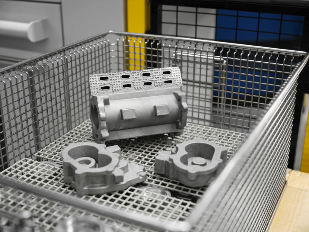 Trockensumpf-Pumpen von Scherzinger kommen vor allem bei Motoren im Rennsportbereich zum Einsatz: Geh&auml;use und zwei Deckel aus Aluminiumguss werden bei den Schwarzw&auml;ldern vollautomatisch und mit AMF-Vorrichtungen mannlos bearbeitet.