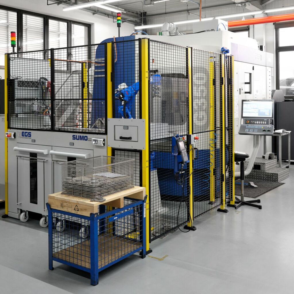 Die vorausschauend automatisierte Fertigung bei Scherzinger macht steigende Abrufzahlen locker mit. Das neue 5-Achs-Bearbeitungszentrum von Grob ist mit einer Automation von EGS und Vorrichtungen von AMF erg&auml;nzt. 