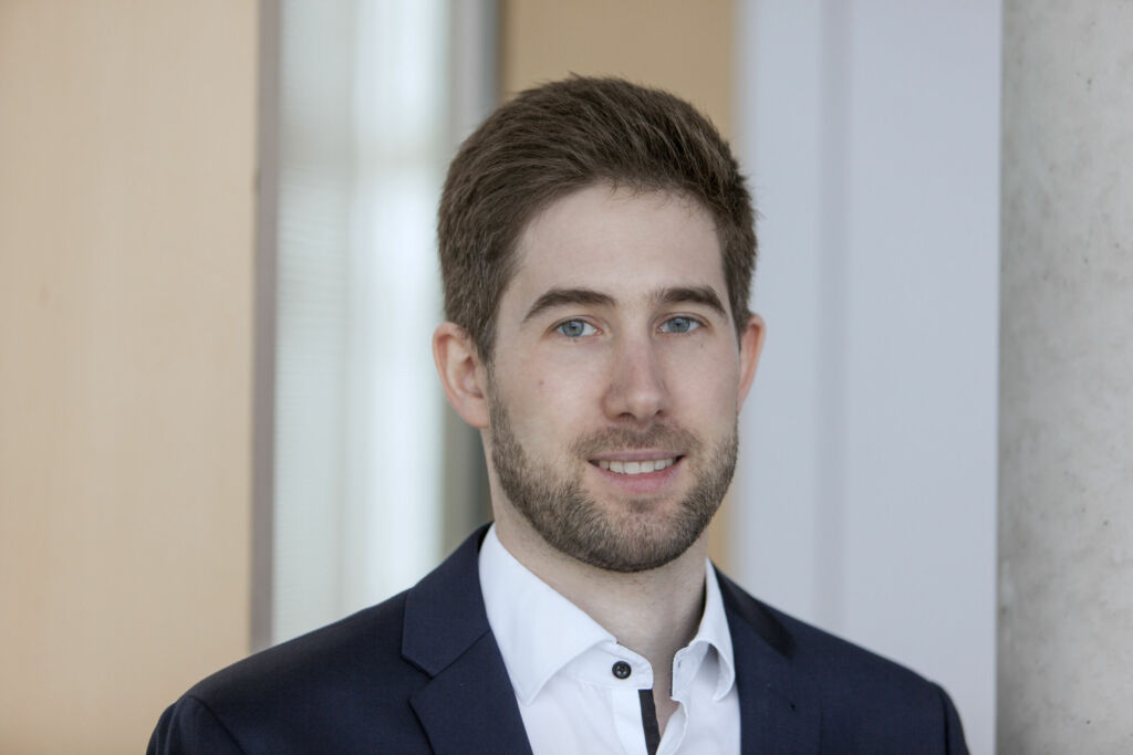 Autor: Dr. Philipp Sommer, Bereichsleiter Automation bei Hainbuch: &bdquo;Schnellwechselsysteme &ndash; beispielsweise unser centroteX AC &ndash; f&uuml;r Au&szlig;en- und Innenspannung erlauben einen h&ouml;heren Automatisierungsgrad selbst bei kleinen Losgr&ouml;&szlig;en.&ldquo;