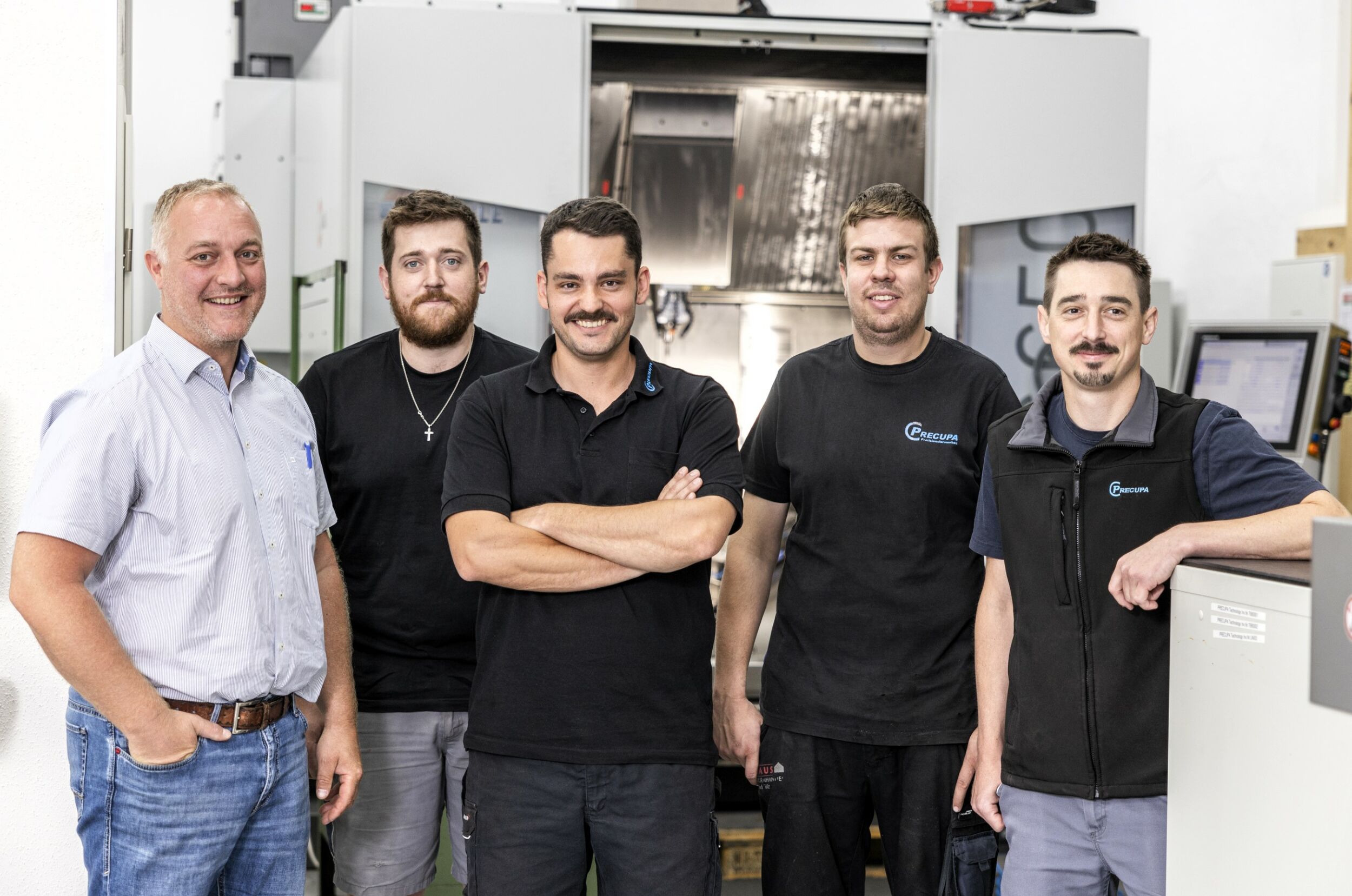 Von links: Geschäftsführer Thomas März mit seinem Fräs-Team Kaspar Gerg, Andreas Wimmer, Benedikt Kell und Robert Schatton (nicht auf dem Bild: Johann Danner).
