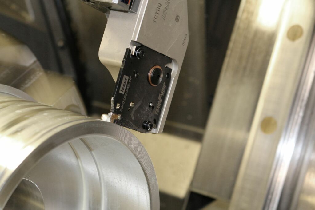 Haberland Zerspanungstechnik verwendet den MultiFGrip zum Abstechen von Distanzringen von Stangenmaterial aus unlegiertem Baustahl.
