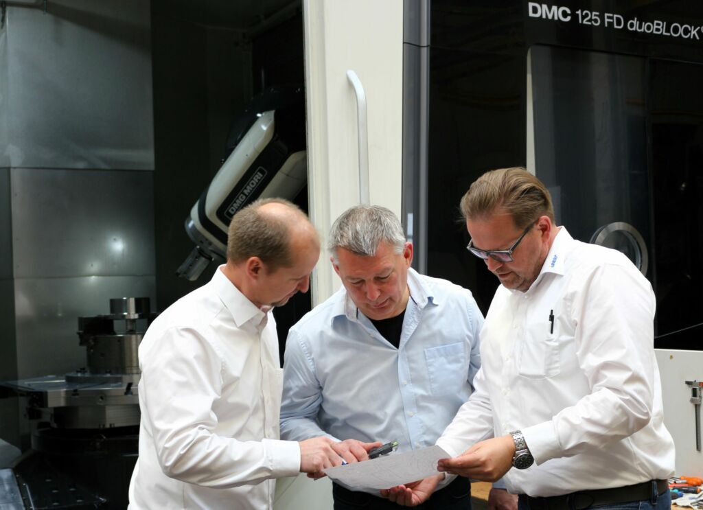 Daniel H&ouml;inghaus (Beratung und Verkauf - Iscar, links), der technische Produktionsleiter bei Haberland Andreas F&ouml;st (Mitte) und Christian Buck (technische Beratung und Vertrieb, Iscar) besprechen den Einsatz des MultiFGrip.