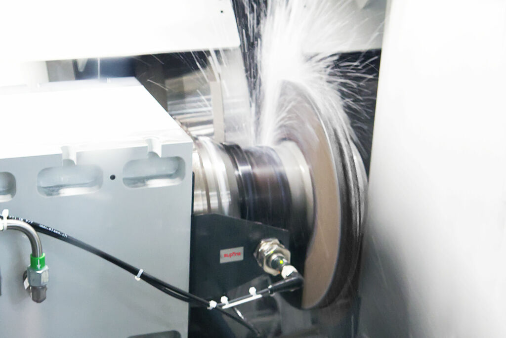 Schleifprozess auf der Supfina Planet BD