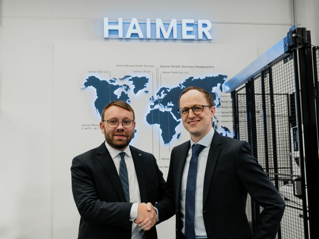 Haimer und TCM gehen eine strategische und langfristige Kompetenzpartnerschaft ein: CEO TCM Group Markus Temmel (r.) und Andreas Haimer, President Haimer Group, freuen sich auf die weitere Intensivierung der Zusammenarbeit. Haimer beteiligt sich mit 25 Prozent am zur TCM Gruppe gehörenden Unternehmen WinTool und vertreibt künftig weltweit WinTool - Tool Management und Toolbase Werkzeugausgabesysteme. Im Gegenzug stärkt TCM seine Marktposition im Geschäftsfeld Tool Management durch die Aufnahme der Haimer Produktpalette.