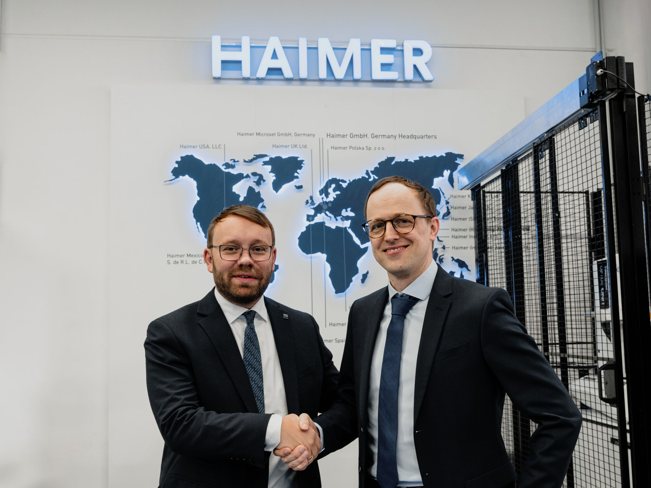 Haimer und TCM gehen eine strategische und langfristige Kompetenzpartnerschaft ein: CEO TCM Group Markus Temmel (r.) und Andreas Haimer, President Haimer Group, freuen sich auf die weitere Intensivierung der Zusammenarbeit. Haimer beteiligt sich mit 25 Prozent am zur TCM Gruppe gehörenden Unternehmen WinTool und vertreibt künftig weltweit WinTool - Tool Management und Toolbase Werkzeugausgabesysteme. Im Gegenzug stärkt TCM seine Marktposition im Geschäftsfeld Tool Management durch die Aufnahme der Haimer Produktpalette.
