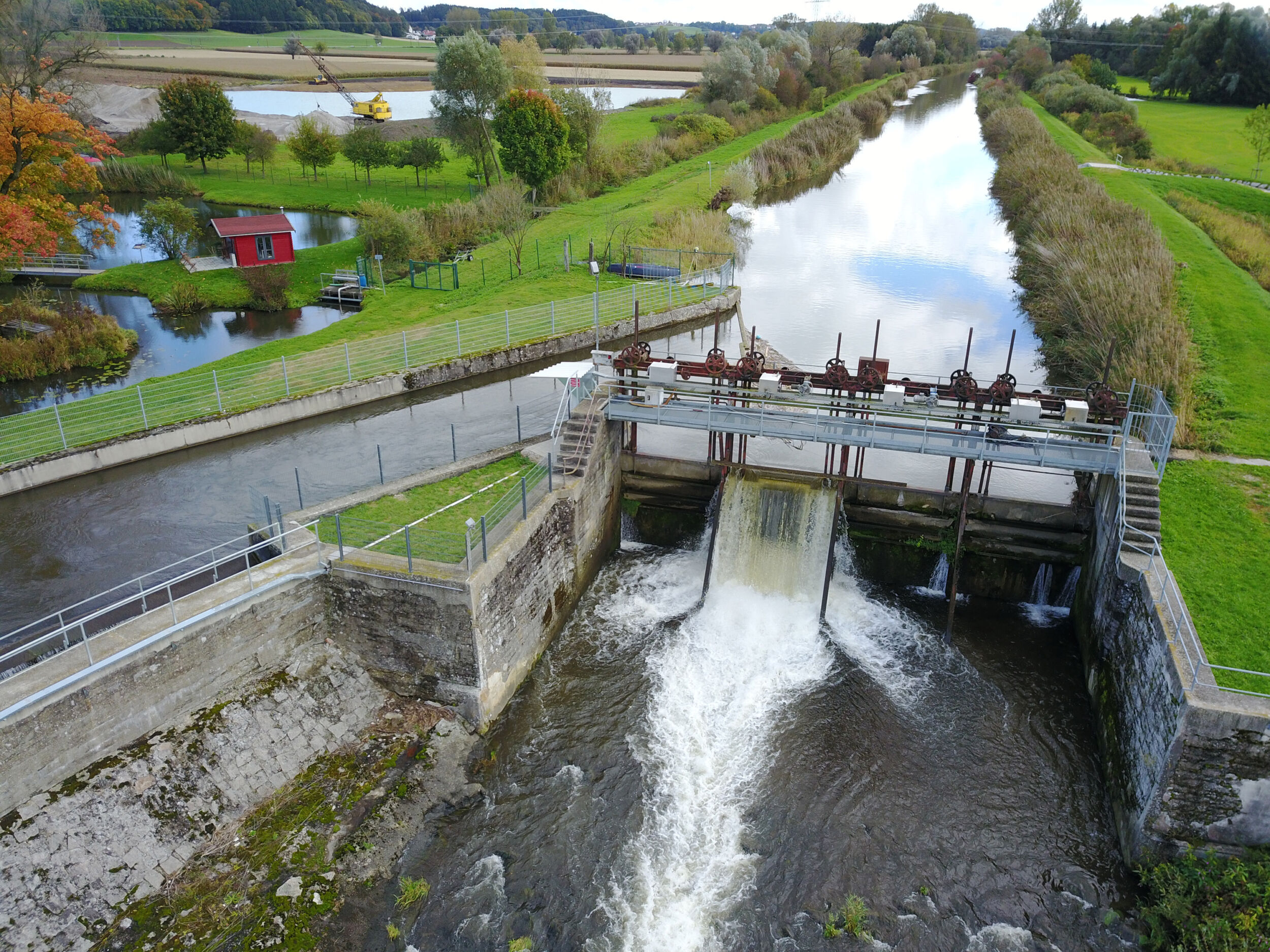 Wasser aus der Mindel wird im hauseignen Wasserkraftwerk des Unternehmens Richard Geiss zu Strom.