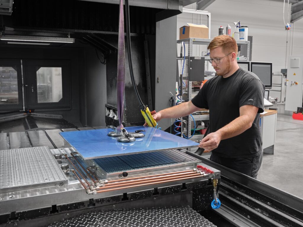 Auf der Oberseite verf&uuml;gt die 40mm hohe Vakuumspannplatte &uuml;ber 16 Ansaugstellen und Nuten. Mithilfe der Bohrungen f&uuml;r Anschlagstifte oder seitlicher, h&ouml;henverstellbarer Exzenteranschl&auml;ge lassen sich Werkst&uuml;cke einfach positionieren.