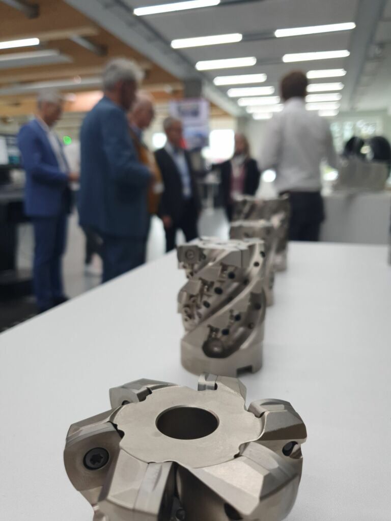 Im neuen Technical Center in Kempten stehen verschiedenen Bearbeitungsmaschinen f&uuml;r Live-Vorf&uuml;hrungen zur Verf&uuml;gung. Einzelne Stationen mit unterschiedlichen Technologien, Verfahren und Werkzeugen, hier beispielsweise Fr&auml;ser zur Titanbearbeitung, zeigen a