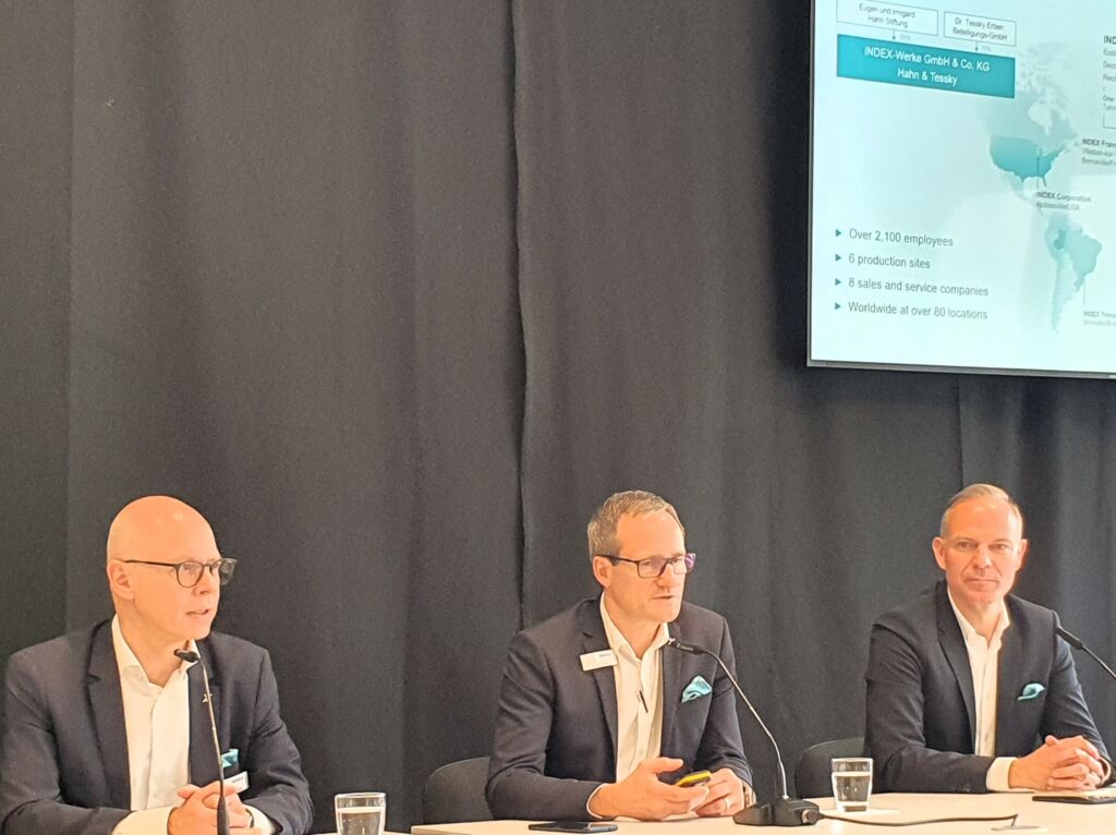 Die Gesch&auml;ftsf&uuml;hrung der Index Gruppe Reiner Hammerl, Dr. Dirk Prust und Harald Klaiber (v.l.) pr&auml;sentierte beim Open House im neuen Kundenzentrum in Deizisau (Baden-W&uuml;rttemberg) unter anderem drei Neuheiten f&uuml;r das Jahr 2024 und aktuelle Zahlen.