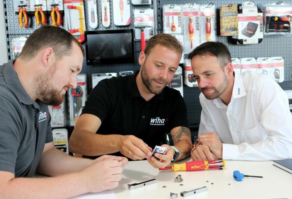 Einrichter und Ausbilder Yannick Erath sowie Teamleiter Metall Andreas Stengele von Wiha mit Danny Schr&ouml;del, Anwendungstechniker bei Iscar (v.l.) er&ouml;rtern oft gemeinsam die besten L&ouml;sungen f&uuml;r die Herstellungsprozesse. 
