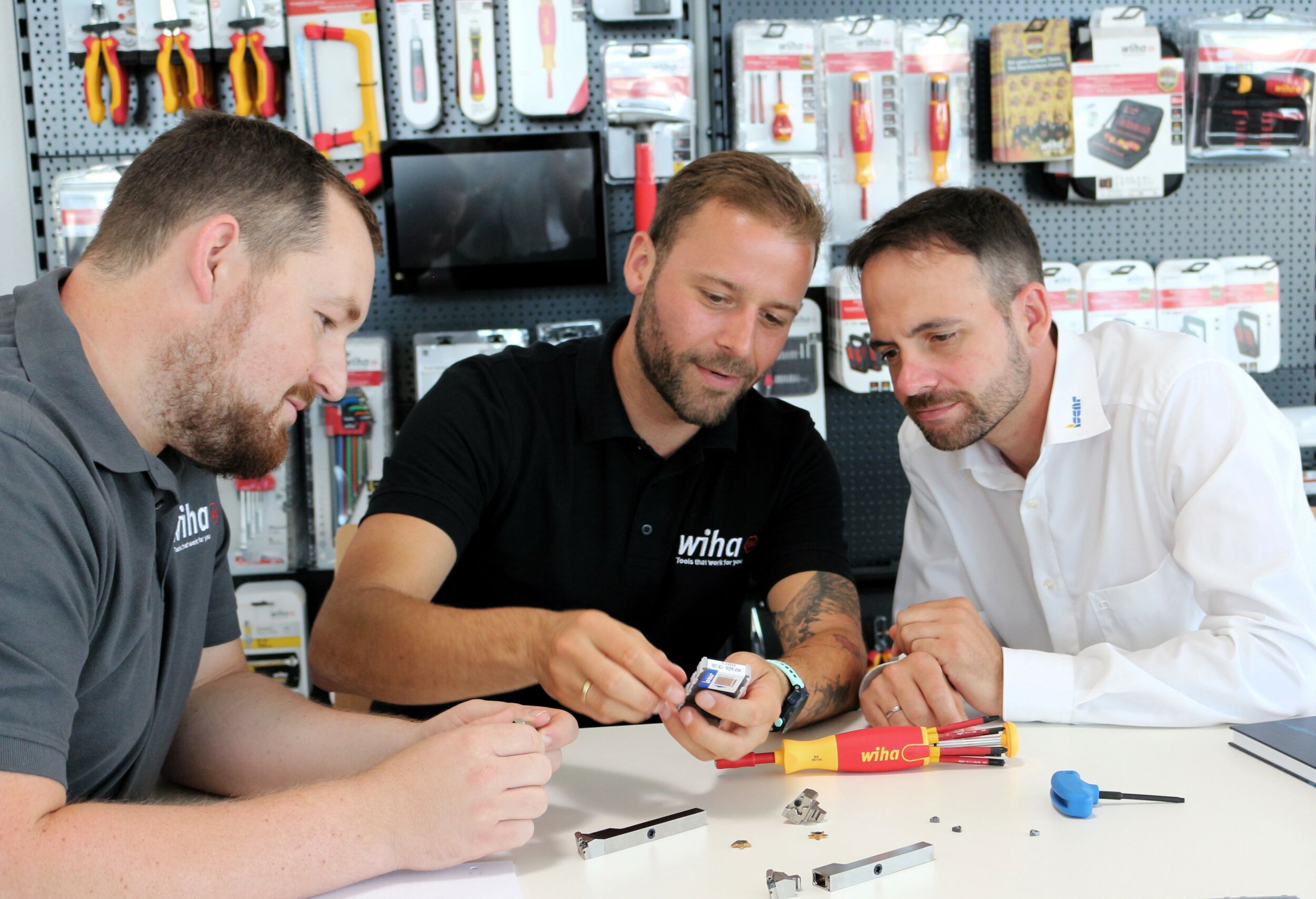 Success-Story: Neuheit optimiert Prozess Einrichter und Ausbilder Yannick Erath sowie Teamleiter Metall Andreas Stengele von Wiha mit Danny Schrödel, Anwendungstechniker bei Iscar (v.l.) erörtern oft gemeinsam die besten Lösungen für die Herstellungsprozesse.
