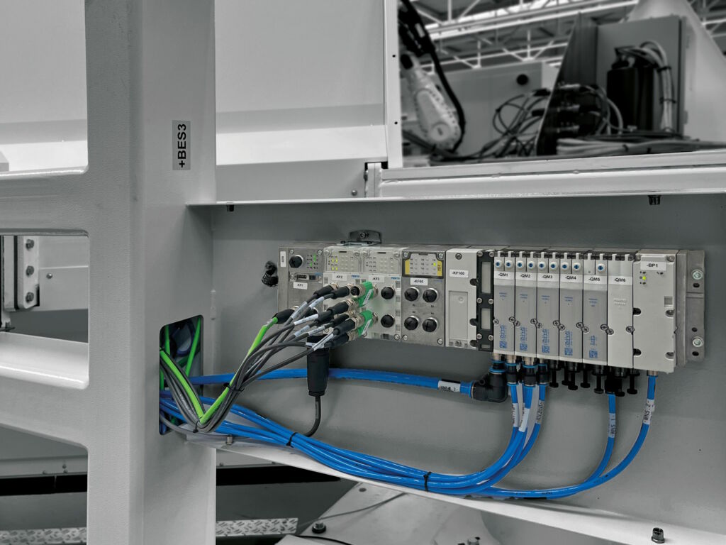 Kontaktlose Kommunikation zwischen SPS und Profinet-Ventilinsel: An diese sind Sensoren und Aktoren zum Spannen der Werkstücke angeschlossen.