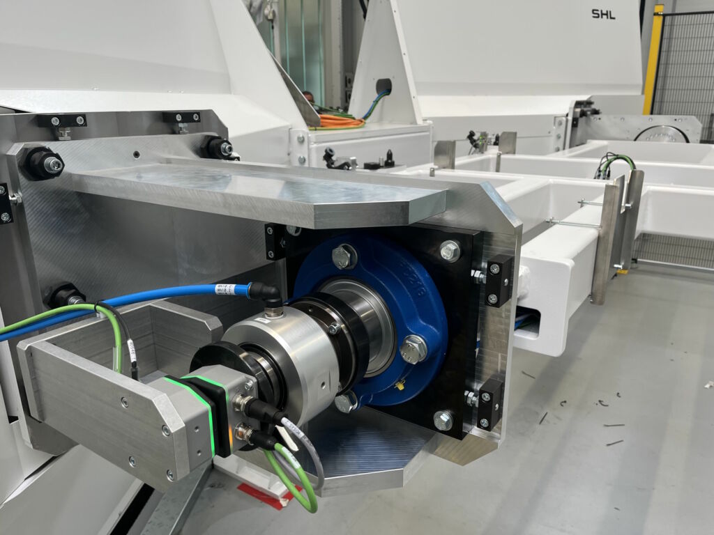 Drehachse mit NearFi-Koppler: Die NearFi-Koppler übertragen Energie- und Echtzeit-Ethernet-Daten auch bei rotierenden Anwendungen kontaktlos; eine exakte Zentrierung erübrigt sich damit.