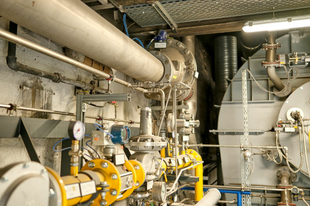 Waste to Energy: Die Energie aus dem Drehrohrofen nutzt Richard Geiss zur L&ouml;semitteldestillation und spart damit rund ein Viertel Gas sowie 1.482 Tonnen CO2 im Jahr.