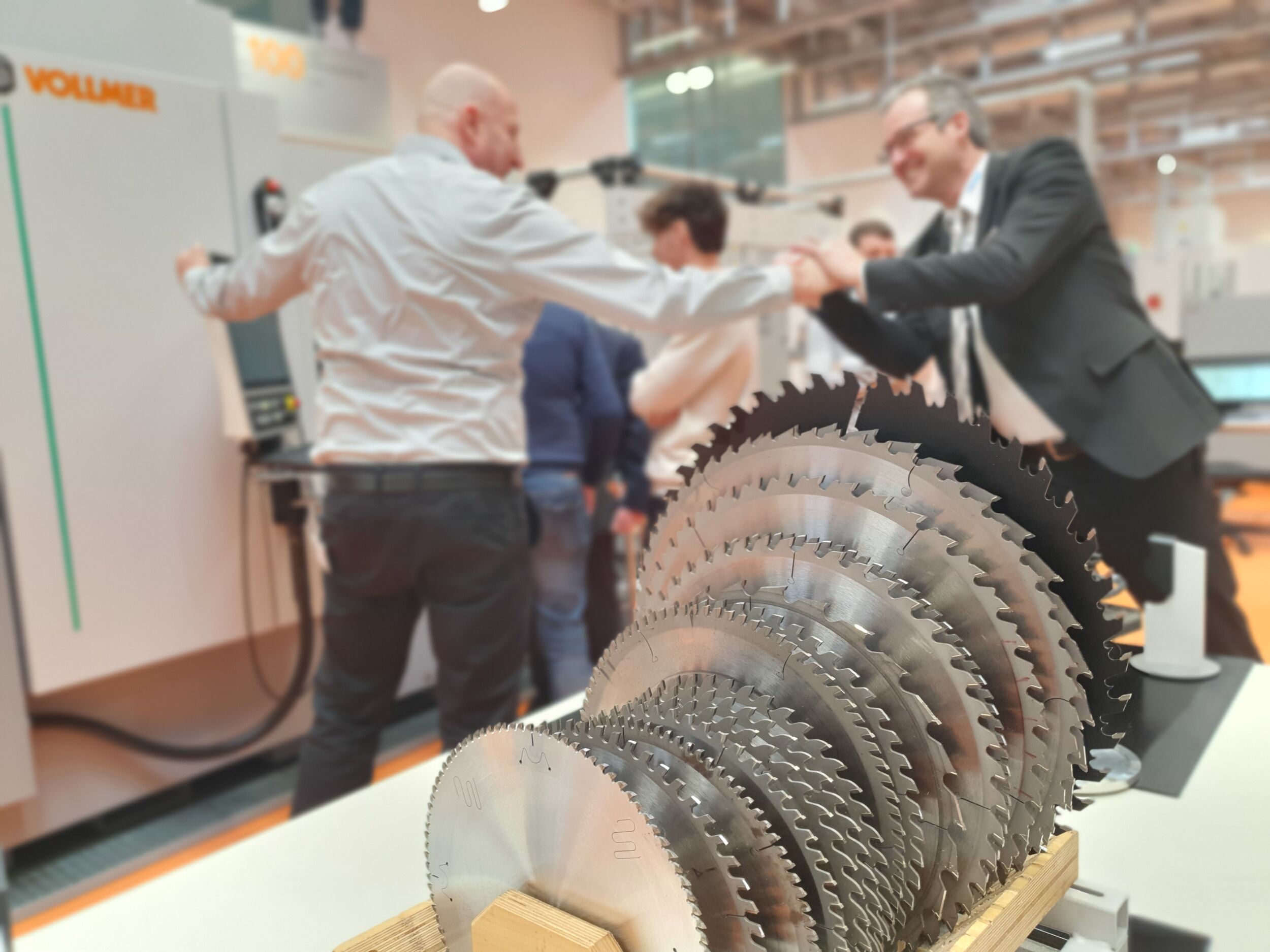 Schärfspezialist mit vier Neuen im Gepäck Das Vollmer Produktprogramm umfasst unter anderem moderne Schleif-, Erodier-, Laser- und Bearbeitungsmaschinen für Rotationswerkzeuge und Kreissägen.