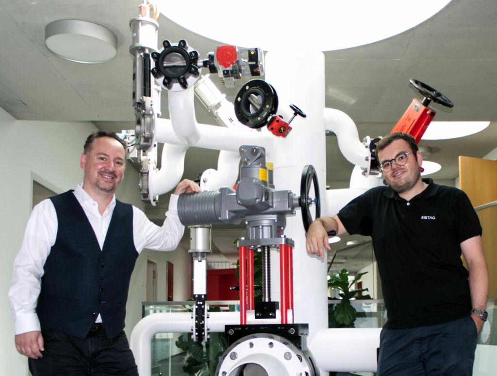 Gennaro Teta, Sales Manager von Fastems für die Schweiz (links), und Fertigungsleiter Manuel Schmidlin arbeiten im Digitalisierungsprojekt bei Sistag eng zusammen.