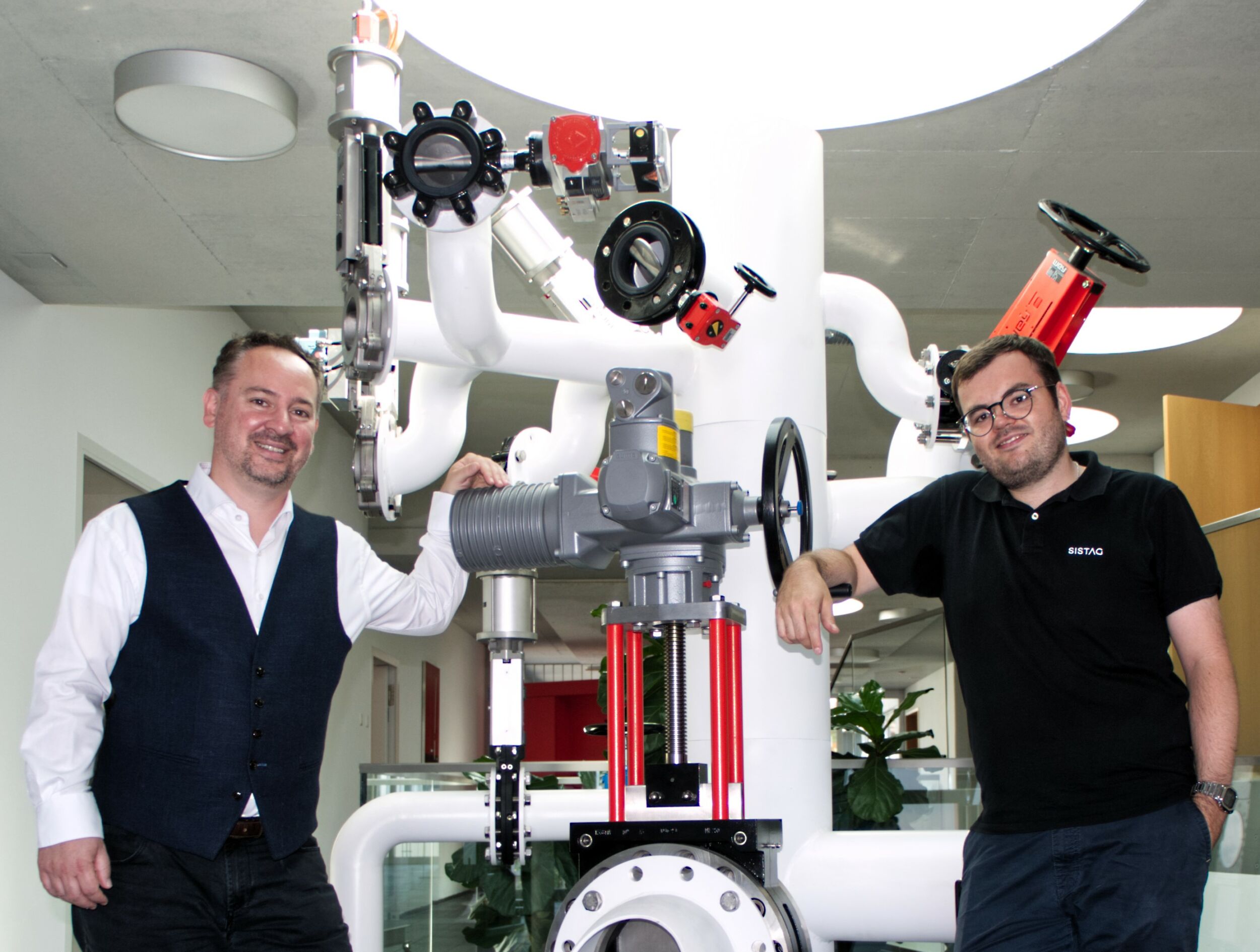Gennaro Teta, Sales Manager von Fastems f&uuml;r die Schweiz (links), und Fertigungsleiter Manuel Schmidlin arbeiten im Digitalisierungsprojekt bei Sistag eng zusammen.