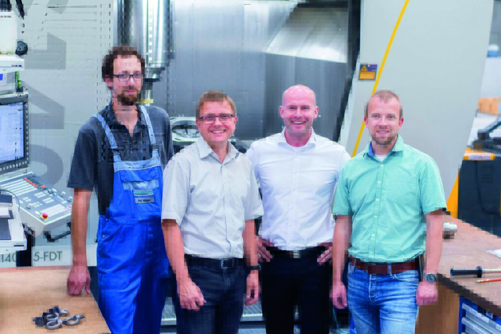 Außerordentlich zufrieden mit der Zusammenarbeit (v.l.): Maschinenführer Ralf Märgel, Geschäftsführer Udo Kersten, HWR-Geschäftsführer Matthias Meier und Mathias Scheel, zuständig für die Arbeitsvorbereitung bei Kersten Maschinenbau.