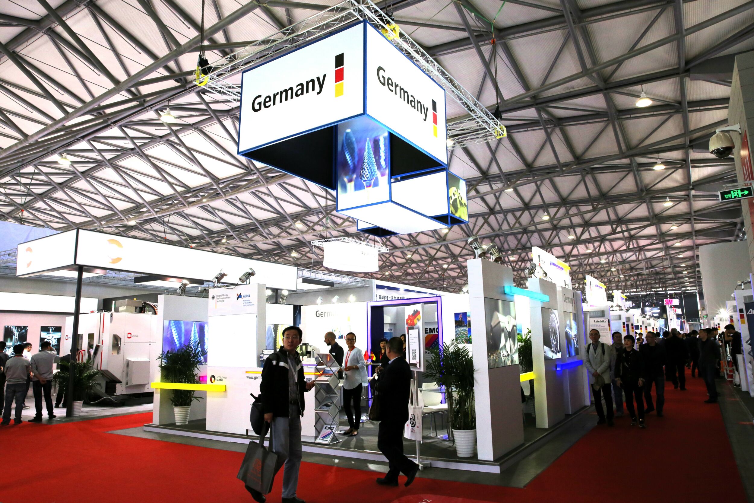 Mit einem langj&auml;hrigen, umfangreichen Knowhow in allen Bereichen der internationalen Metallbearbeitung ist die deutsche Werkzeugmaschinenindustrie ein wertvoller Partner f&uuml;r die chinesische Industrie. Seit vielen Jahren ist China mit Abstand der wichtigste Exportmarkt f&uuml;r deutsche Hersteller.