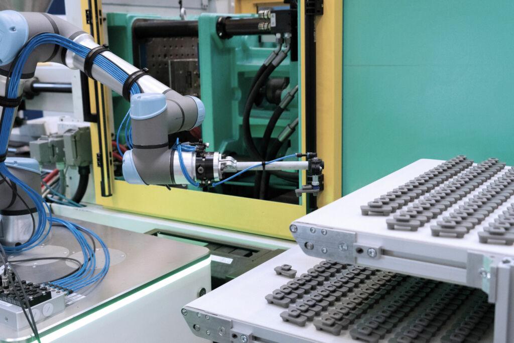 ZiMo bei der automatisierten Entladung einer Spritzgießanlage