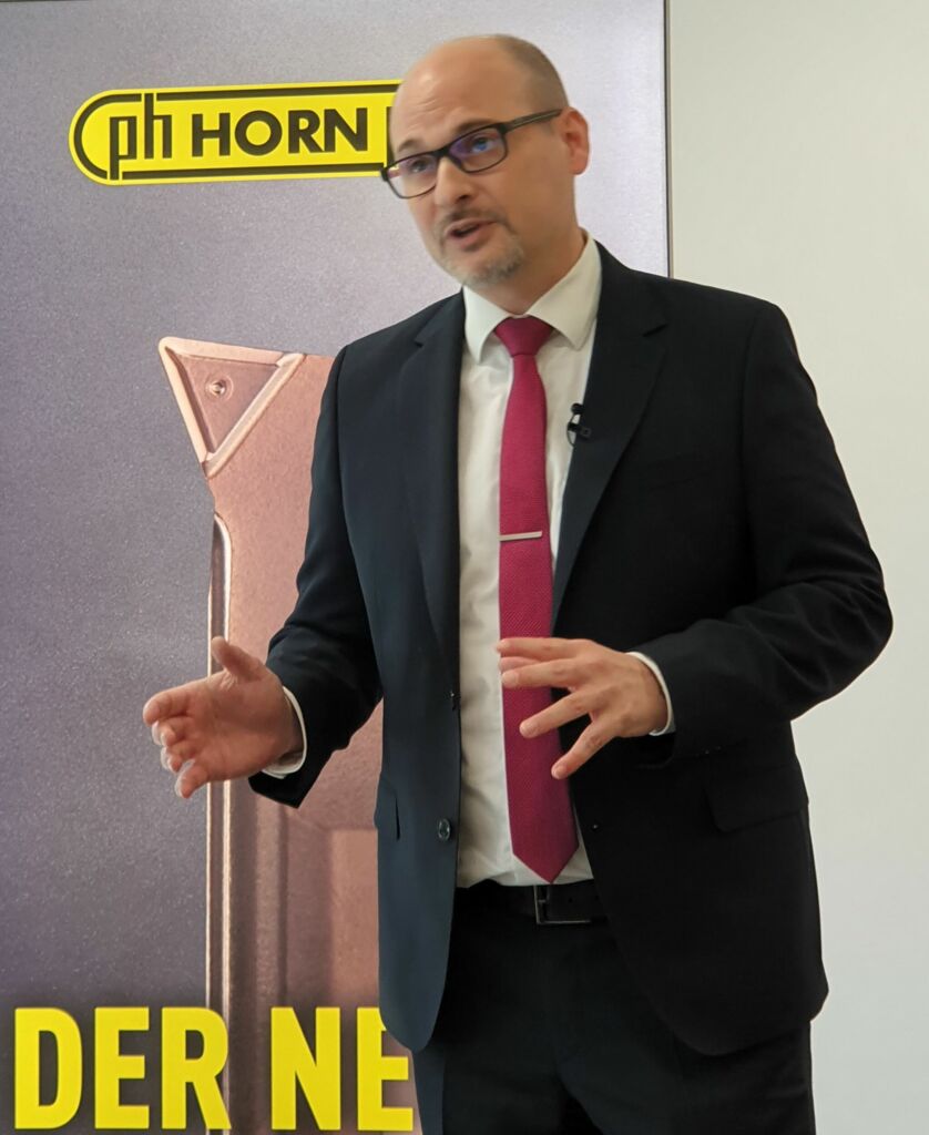 Gesch&auml;ftsf&uuml;hrer Markus Horn zeigte sich bei der Pr&auml;sentation ausgesprochen selbstbewusst: &bdquo;Mit viel Flei&szlig; haben wir es geschafft, die Probleme mit langen Sp&auml;nen bei der Innenbearbeitung von kleinen Bohrungsdurchmessern wirtschaftlich zu l&ouml;sen. Den Supermini in dieser Form nachzuahmen, d&uuml;rfte schwierig werden.&ldquo;