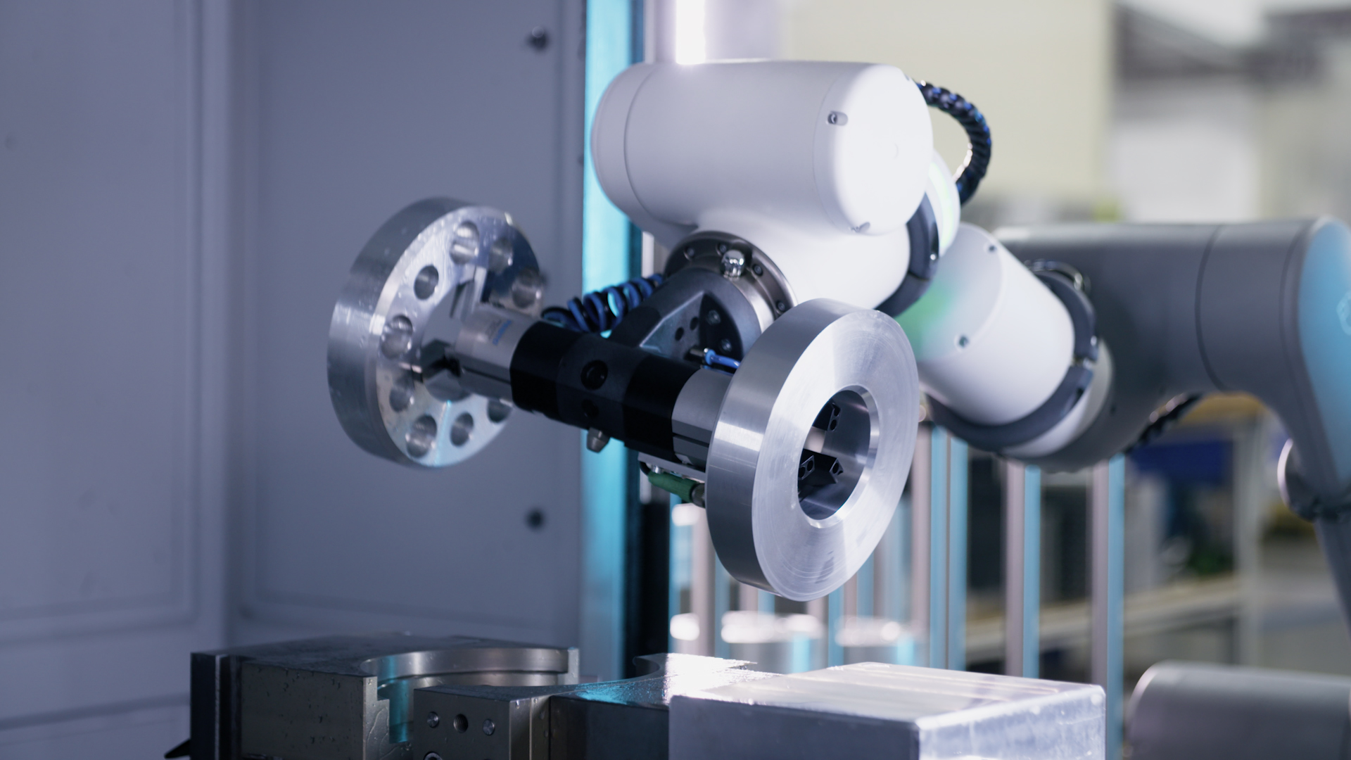 F&uuml;r das Be- und Entladen der Bauteile kommt ein Doppelgreifer mit integrierter Abblasfunktion zum Einsatz. Bevor der Roboter das Rohteil ablegt, befreit die Abblasd&uuml;se des Greifers den Schraubstock von Sp&auml;nen.