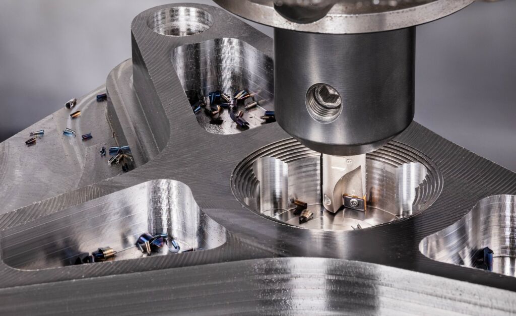 Der Quickmill vereint zwei unterschiedliche Schneidengeometrien auf einer Wendeschneidplatte (WSP). Seine Flexibilität macht ihn zum 'Schweizer Taschenmesser' des Fräsens.