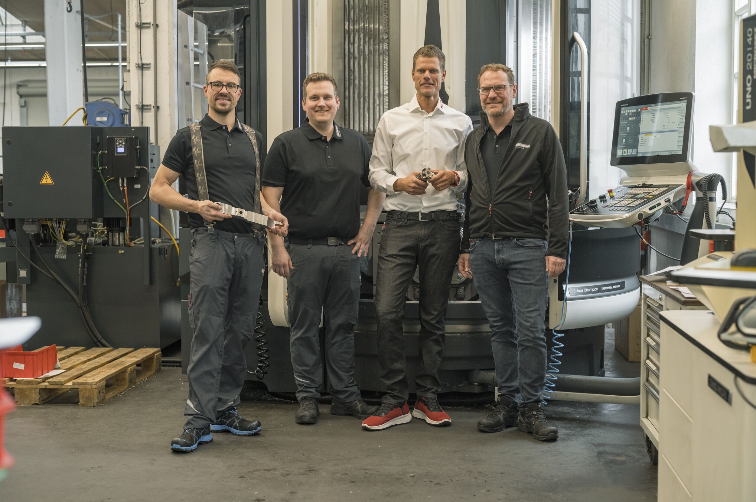 Kevin Göhner von Otto Beckert (l.): "Häufige Werkzeugwechsel sind Gift für die Kalkulation." Für Prozessoptimierer Tobias Nagel (2.v.l.) sind an den Drehmaschinen die SA-Abstechwerkzeuge mit Direktaufnahme unverzichtbar. Tobias Breitling von Arno Werkzeug (2.v.r.) punktet mit passenden universellen Zerspanungswerkzeugen. "Flexibilität steht bei uns ganz oben", betont Ralf Beckert (r.).