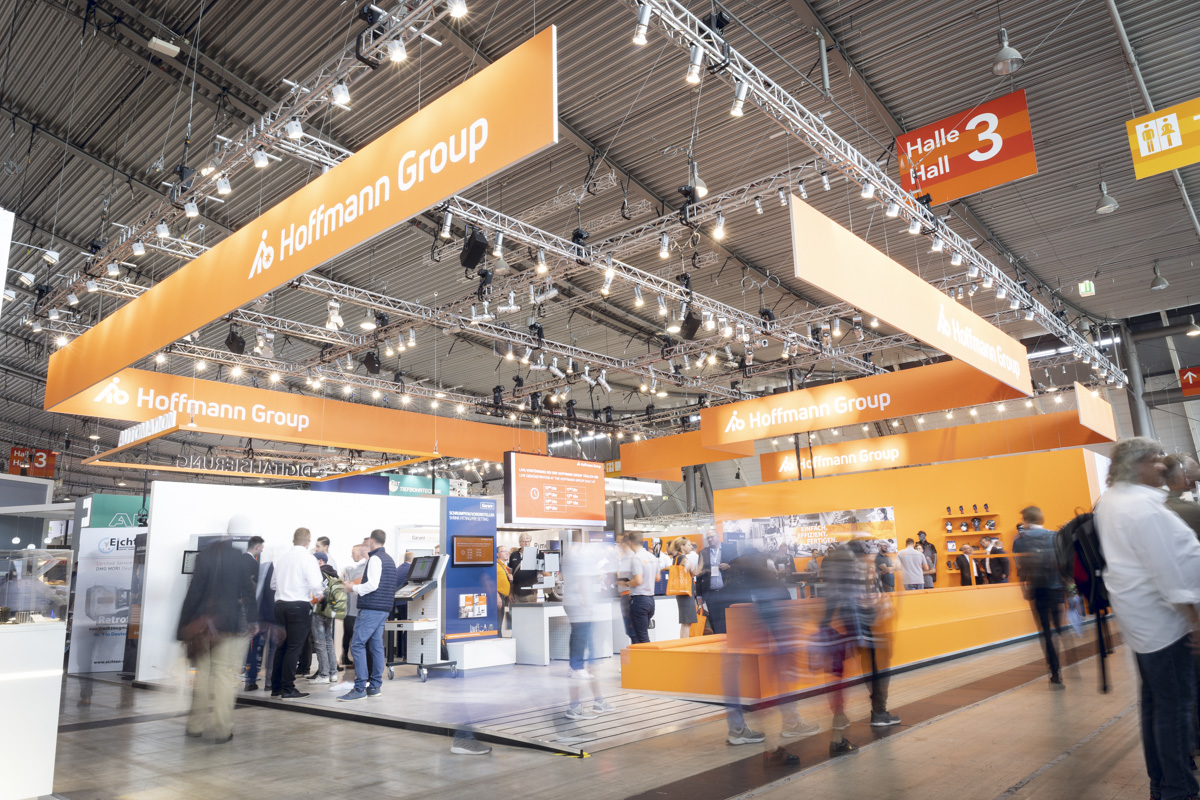 Einfach entspannt fertigen Live-Vorführungen inklusive: Die Hoffmann Group ist auf der AMB 2024 in Halle 3, Stand 3D80 zu finden.
